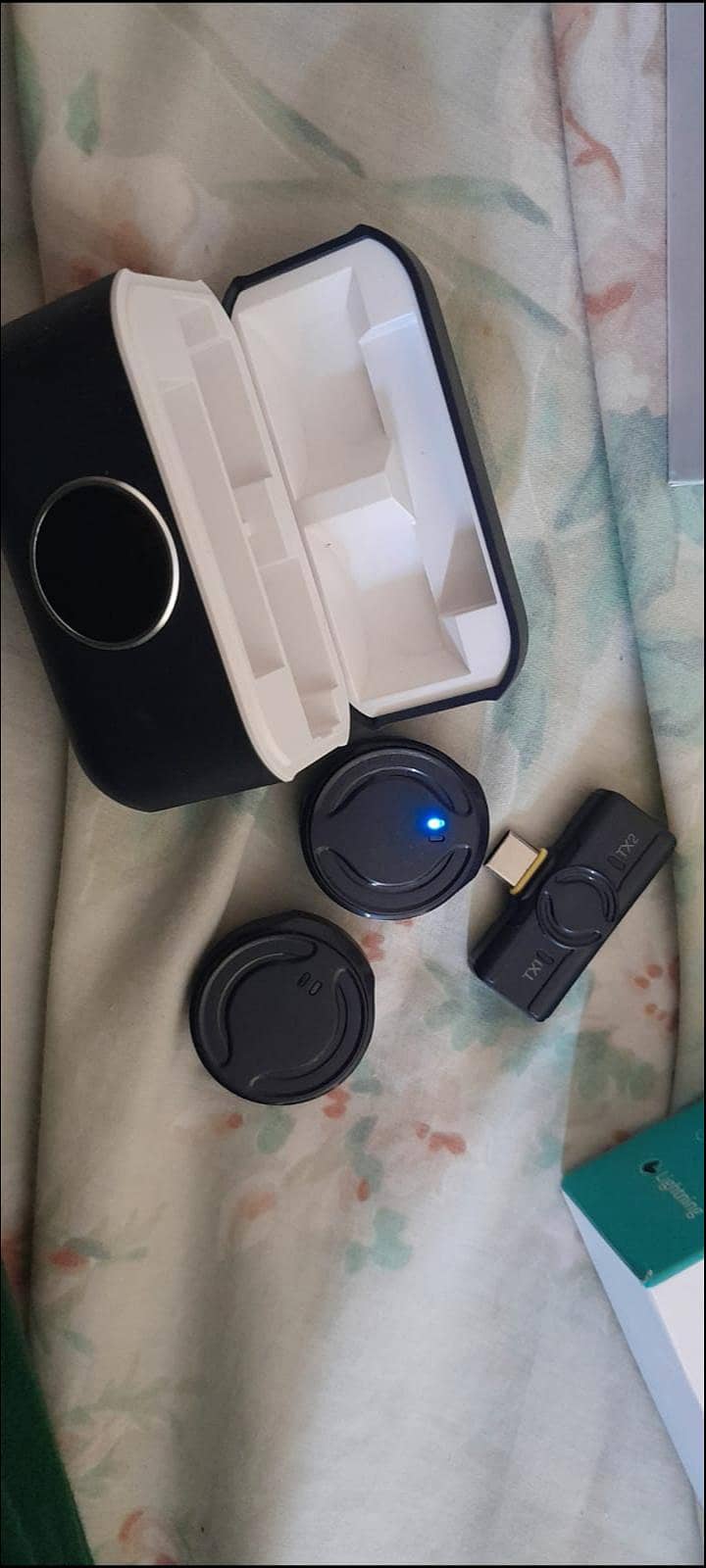 Insert and Ready-to-Use Wireless Microphone. Type-C 4