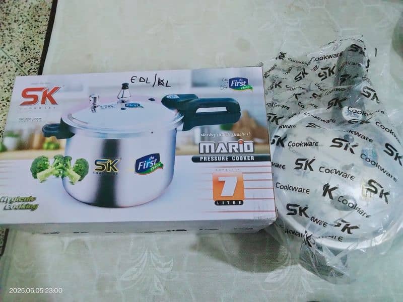 Cooker for sale just 1 time used only zero meter condition only 5k 0