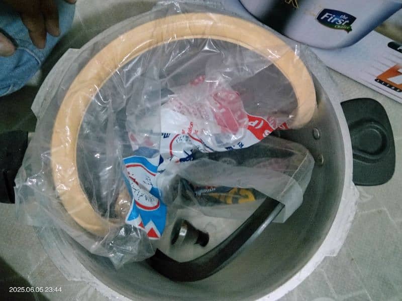 Cooker for sale just 1 time used only zero meter condition only 5k 3