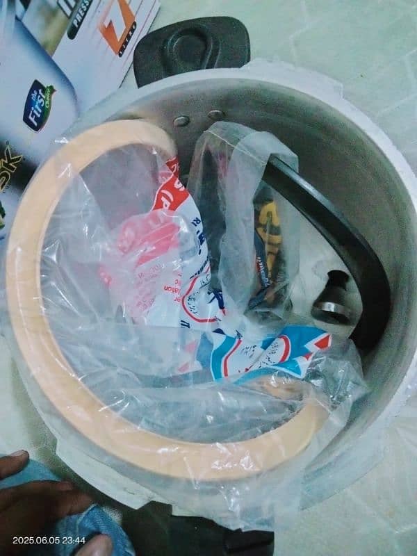 Cooker for sale just 1 time used only zero meter condition only 5k 4