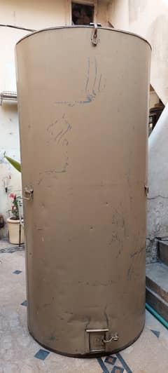 Parola Wheet container for sale 20 & 22 Man capacity good coondition