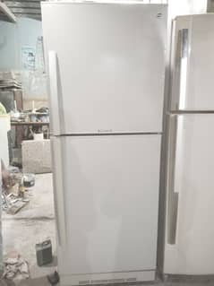 pel full size refrigerator achi cooling karta hn 10/10 condition hn