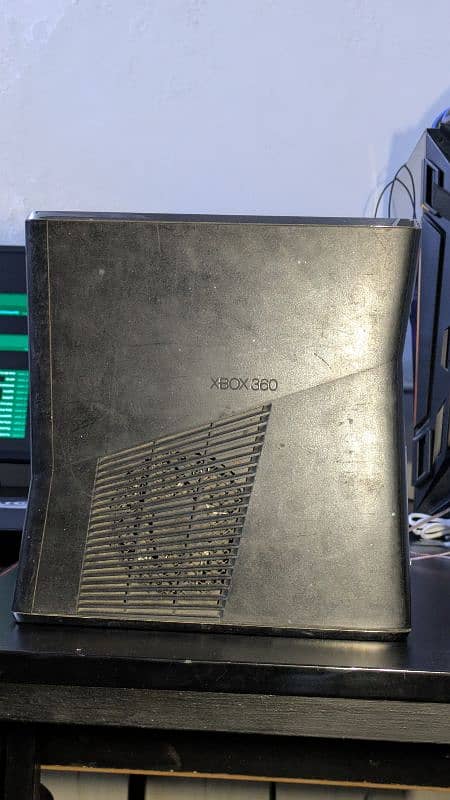x-box 360 with 5 controllers and many games 4