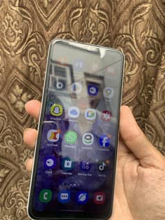 100 percent orginal hai 4 Gb 64 Gb hain only phone hai white colour ha