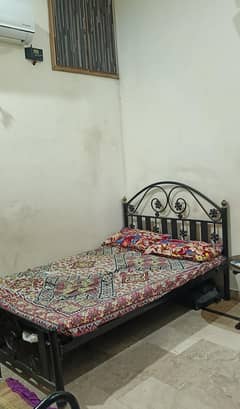 Medium Iron bed without foam in good condition