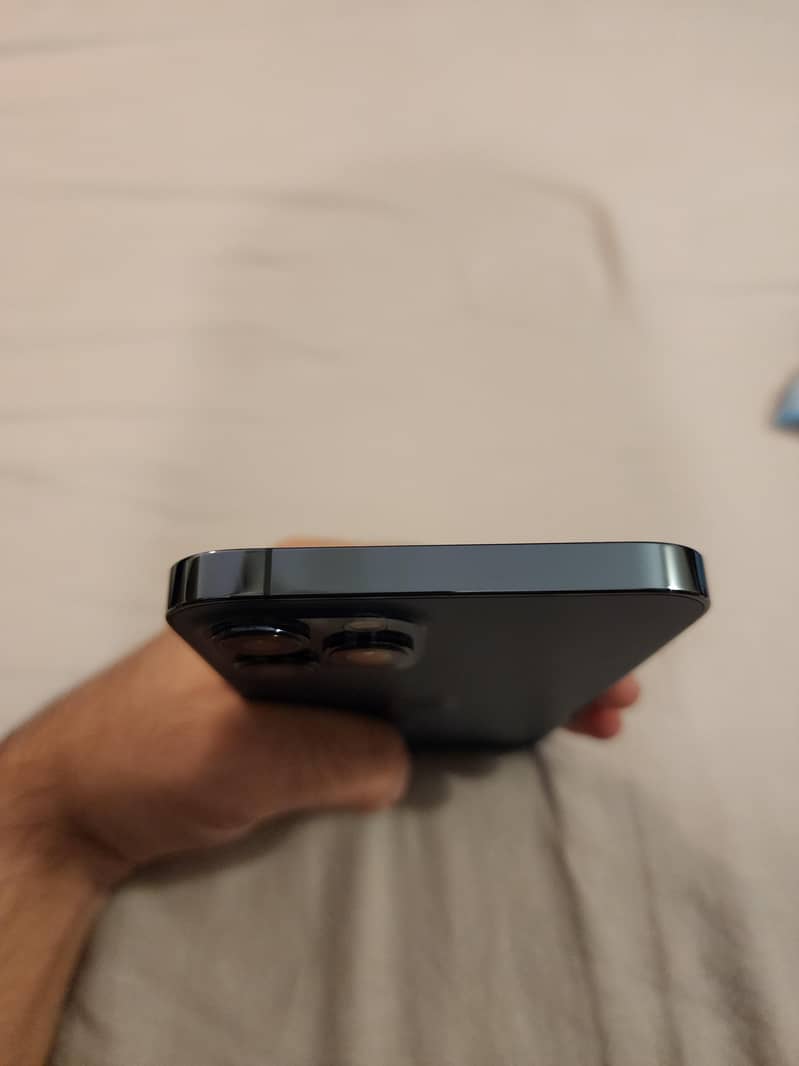 12 Pro Max. 10/10 Condition. With Box. 6