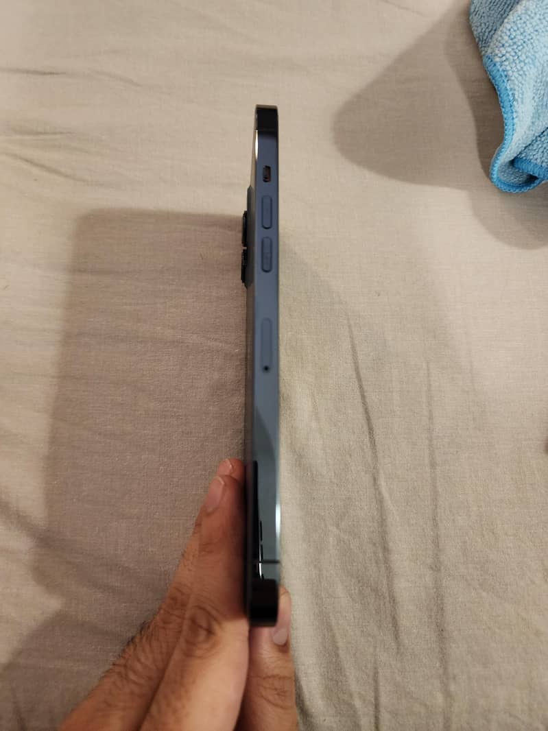 12 Pro Max. 10/10 Condition. With Box. 7