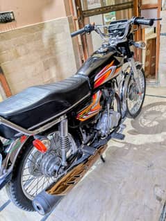 Honda 125 2022 model 6 manth ki ha Karachi nambar ha
