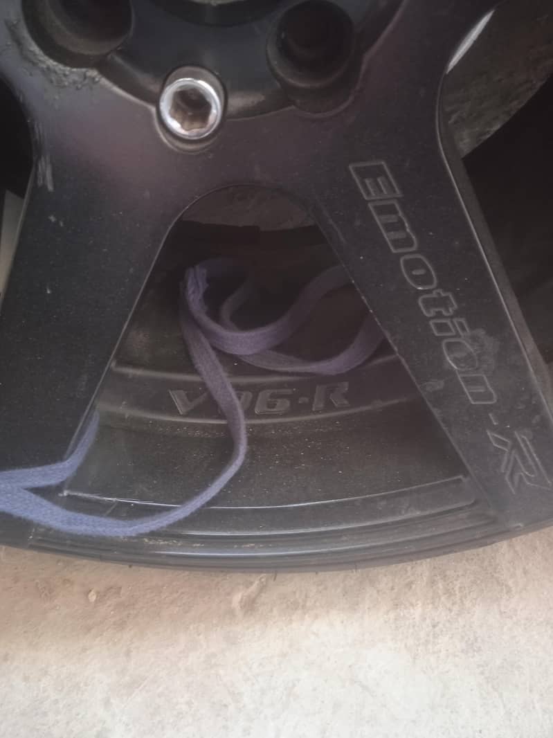 i Wana sell emotion R 15 allowrim and low profile tyre condition 10/10 4