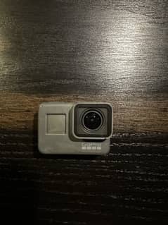 GoPro Hero 5 + tripod for sale (WhatsApp contact : 03365357777)