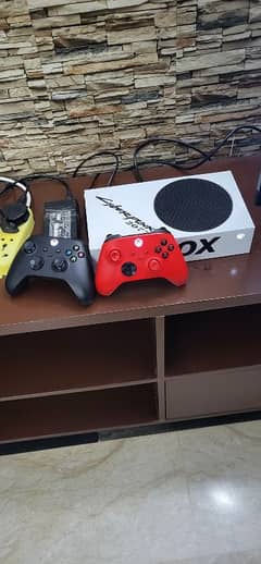 Xbox Series S | 2 Original Controllers | Many Games plus GamePass