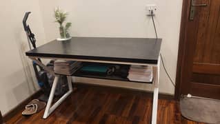 durable study table/gaming desk.