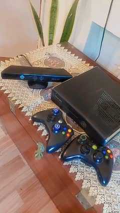 X box 360 slim + 2 controllers & kinect sensor