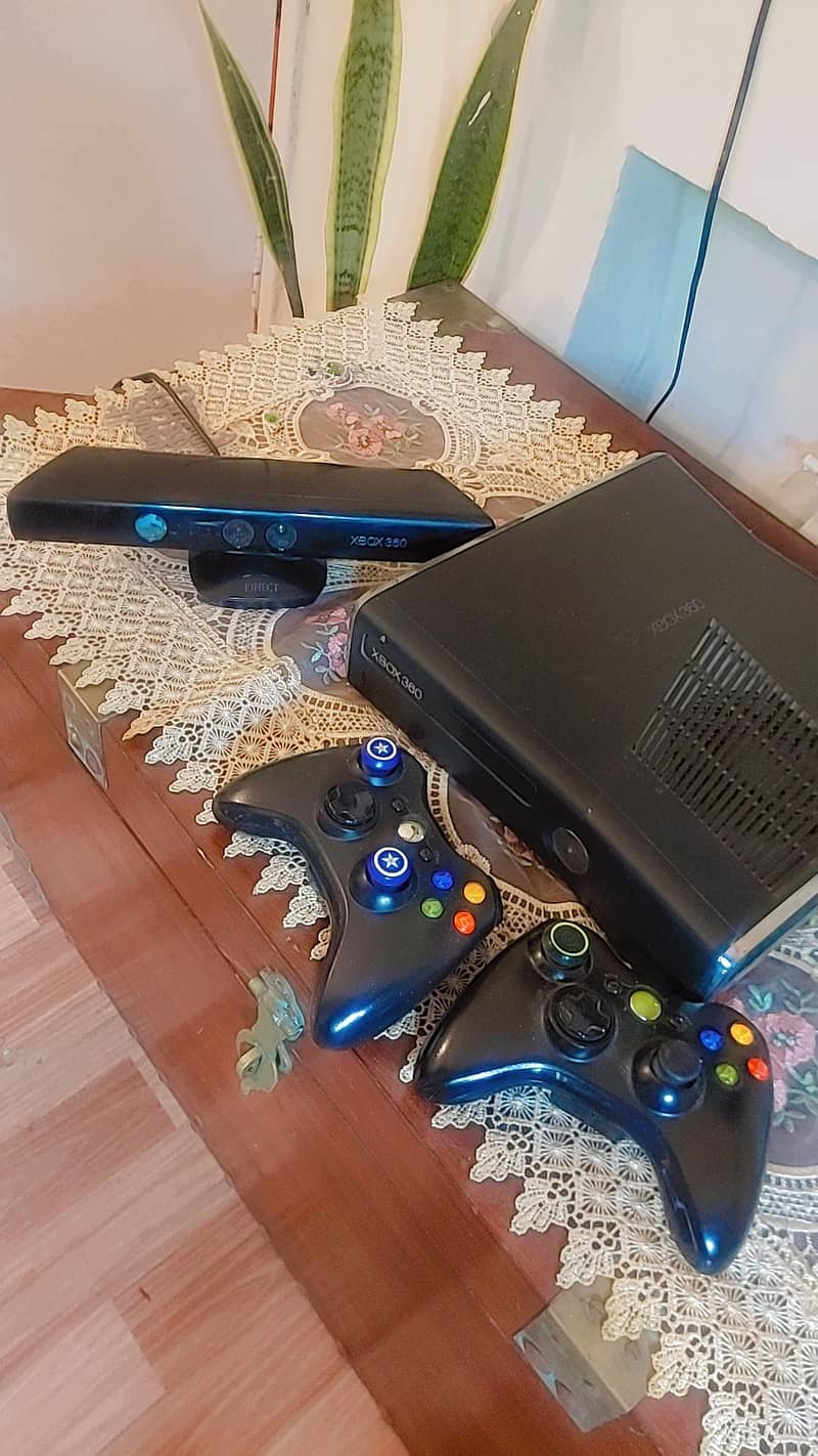 X box 360 slim + 2 controllers & kinect sensor 4