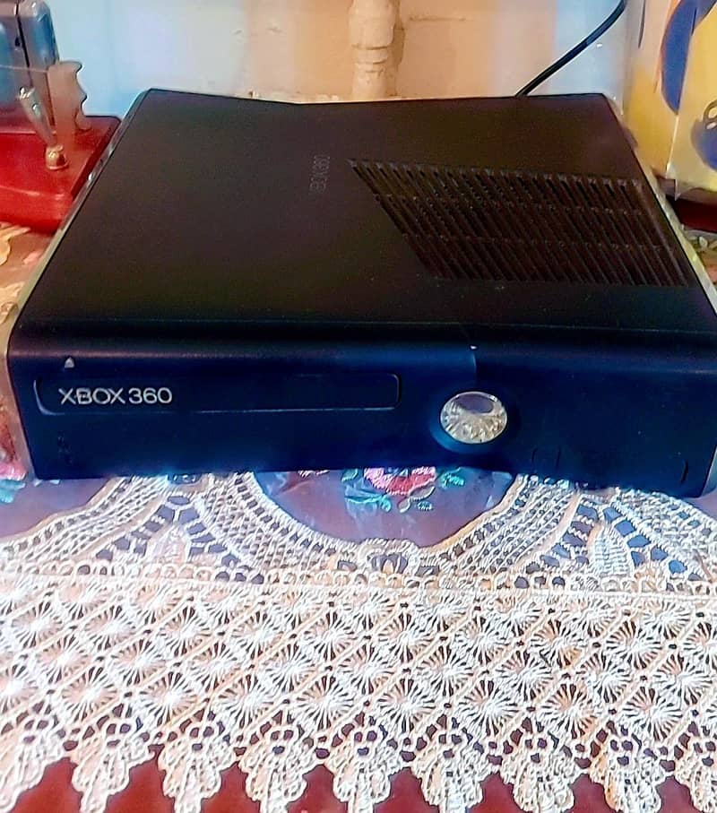 X box 360 slim + 2 controllers & kinect sensor 2