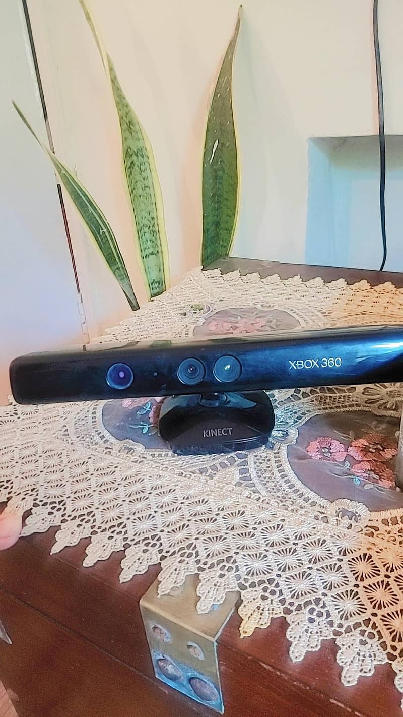 X box 360 slim + 2 controllers & kinect sensor 3