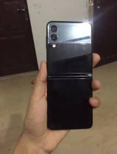 Sumsung Z Flip 3  Back Display Not w4 Month Sim esim time available
