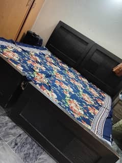 2 single bed 1 side table