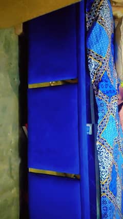 King size bed ha poshisih Wala like new abhi 3 sa 4 month use kiya ha