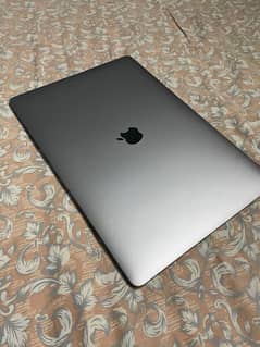 Macbook pro 2017 15 inch 16/512