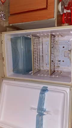 Waves Ka fridge ha 10 by 10 condetion baraf bhi bana raha ha