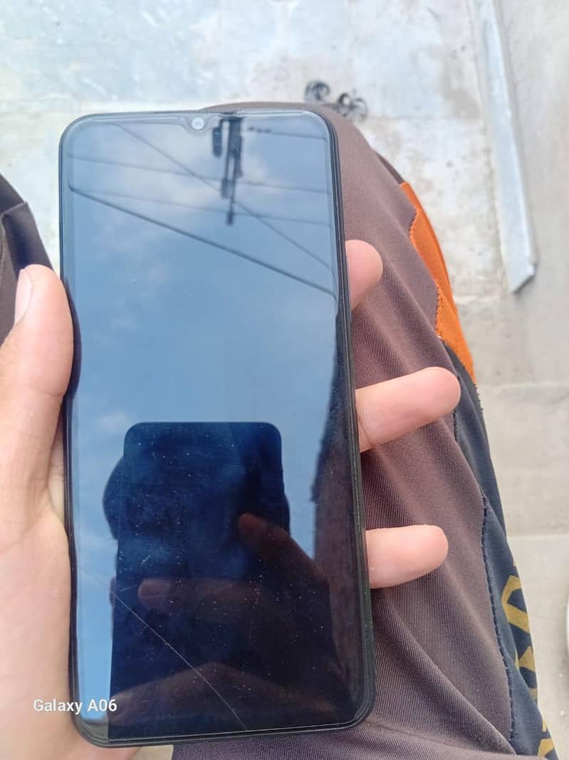 mobile condition new   4+1 128 gb pta proved  with box no fault in mob 1