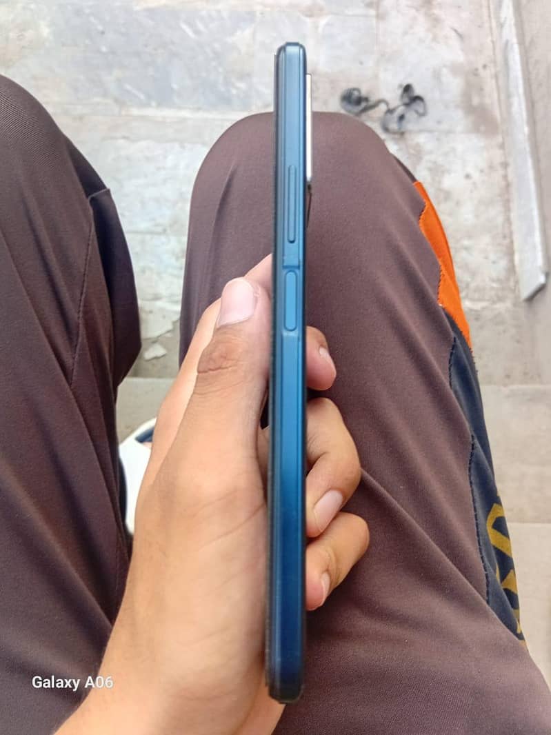 mobile condition new   4+1 128 gb pta proved  with box no fault in mob 2