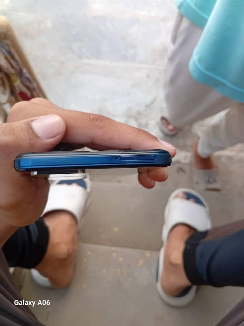 mobile condition new   4+1 128 gb pta proved  with box no fault in mob 3
