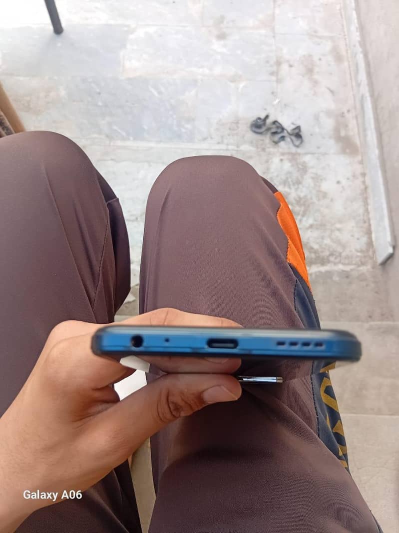 mobile condition new   4+1 128 gb pta proved  with box no fault in mob 4