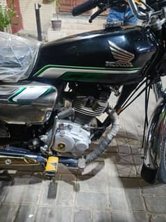 Honda 125Cc bick argent for sell engan file ok whtsap03406723051