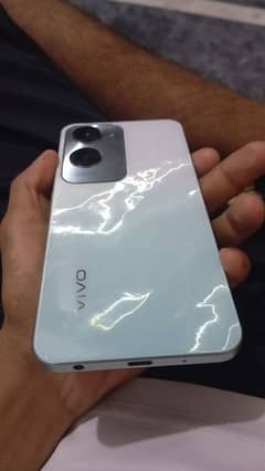 Vivo y18 with charger and box 4+4/128