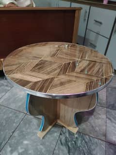 Small table size 2.5ftx2.5ft