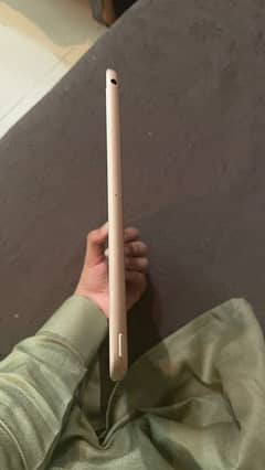 Apple iPad 8th generation ( 32 GB )