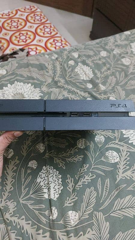 Ps4 1TB with ps4 bag, 2 controller, and 2 CD 2