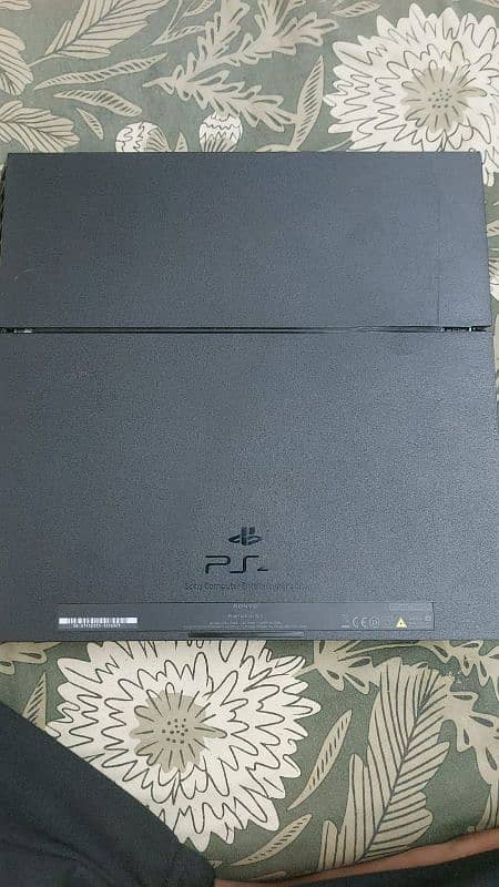Ps4 1TB with ps4 bag, 2 controller, and 2 CD 3