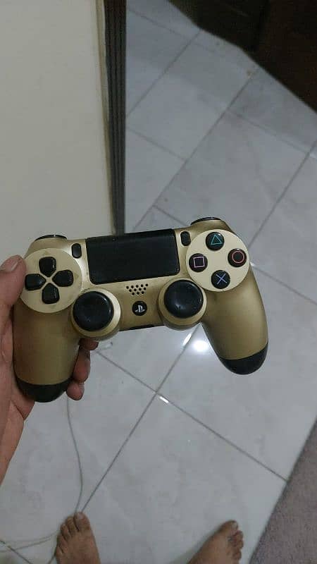 Ps4 1TB with ps4 bag, 2 controller, and 2 CD 4