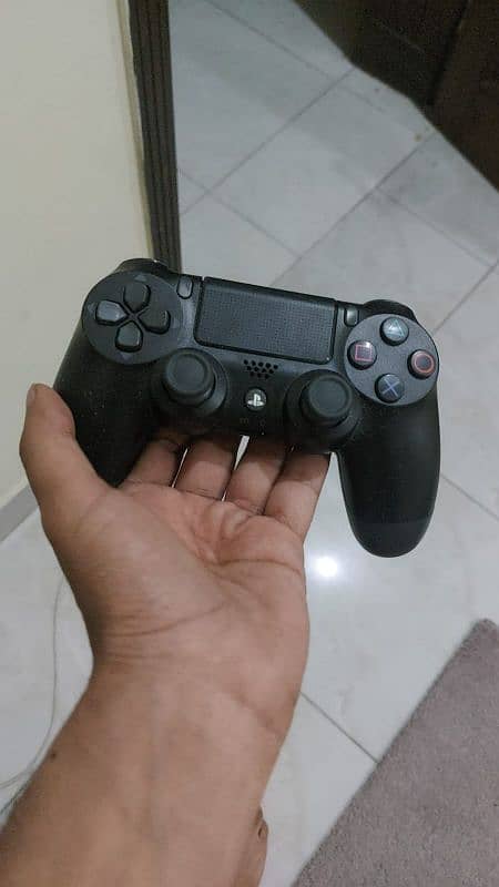 Ps4 1TB with ps4 bag, 2 controller, and 2 CD 5