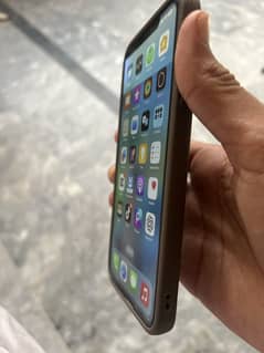 11promax 256 gb factoryunlock just minnor pannel isuee baki all ok