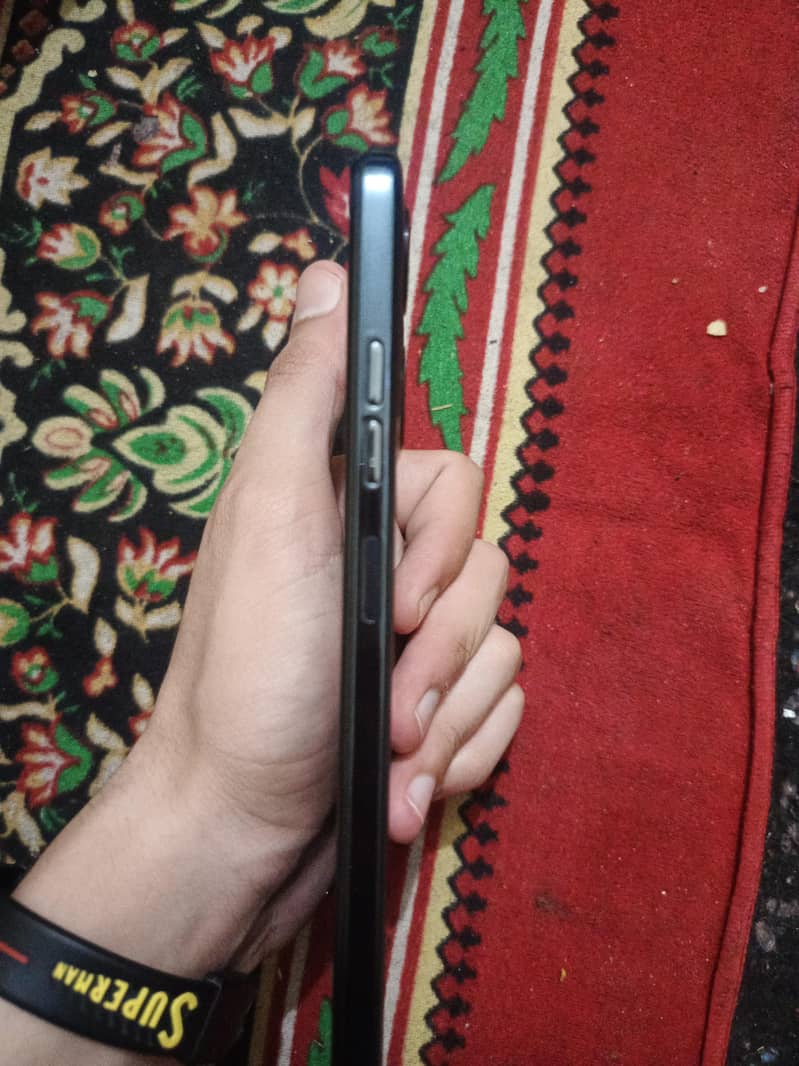 techno spark 10C 4+4/ 128 black color new condition 2