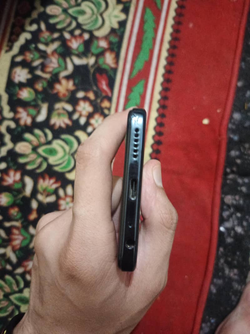 techno spark 10C 4+4/ 128 black color new condition 4