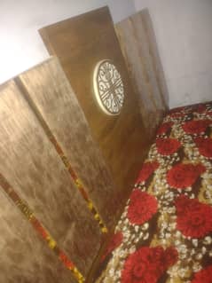 سیکنڈ ہینڈ کنگ سائز ووڈن بیڈ برائے فروخت
