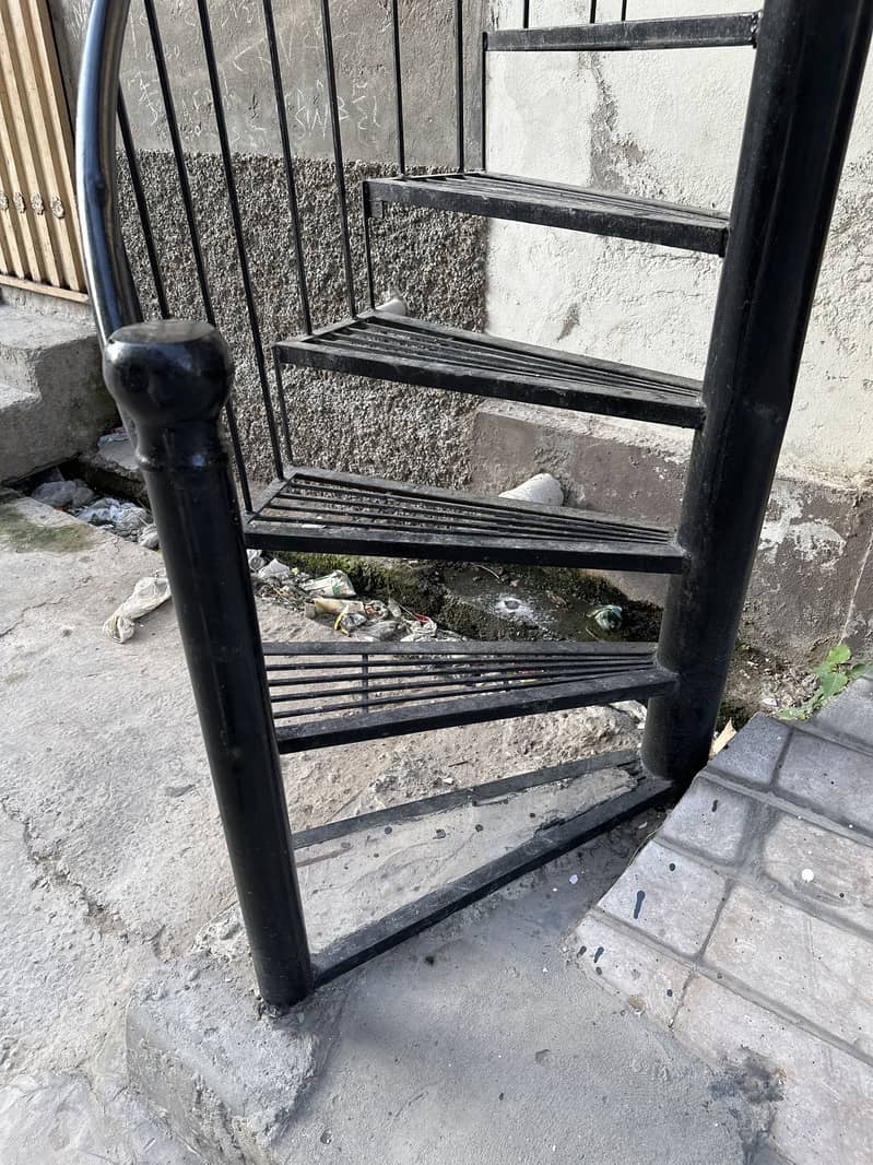 Ladder for outdoor use selling for not in use anymore 1