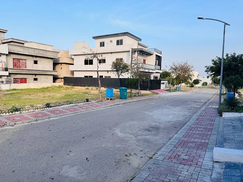 10 Marla Plot in fully Developed D B lock 18