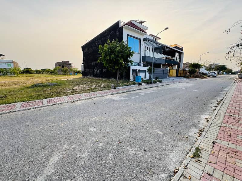 1 kanal Plot in C block Prime Location 12