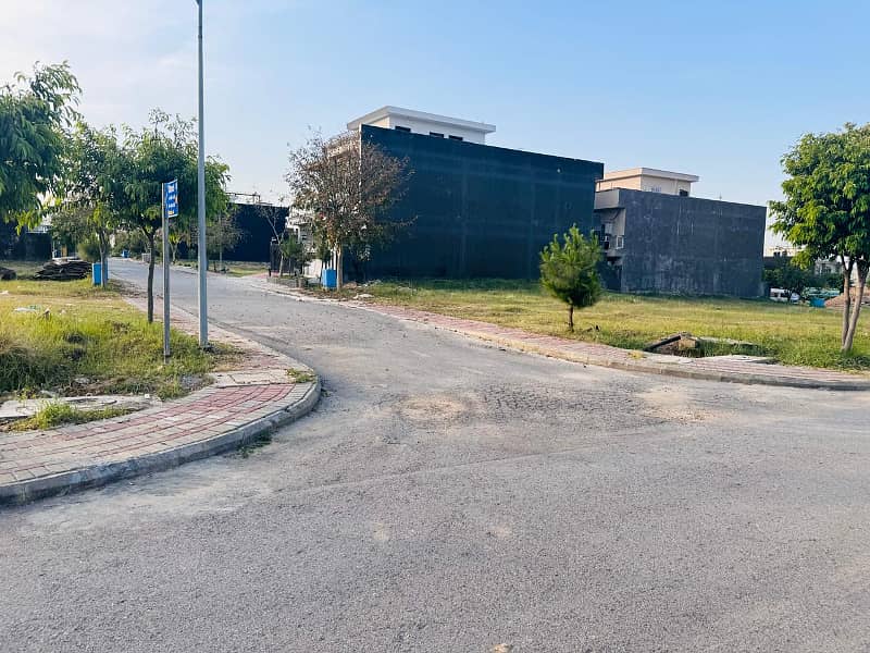 1 kanal Plot in C block Prime Location 14