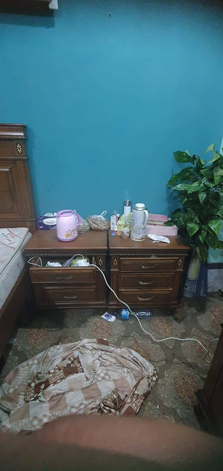 Bed with side tabe and dressing table 0