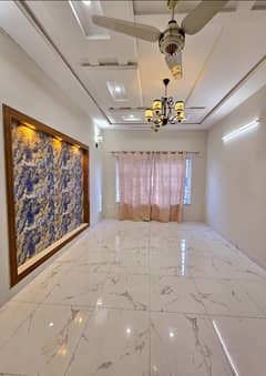 10 Marla Upper Portion With Servant Quarter All Facilities Separate G-13/3