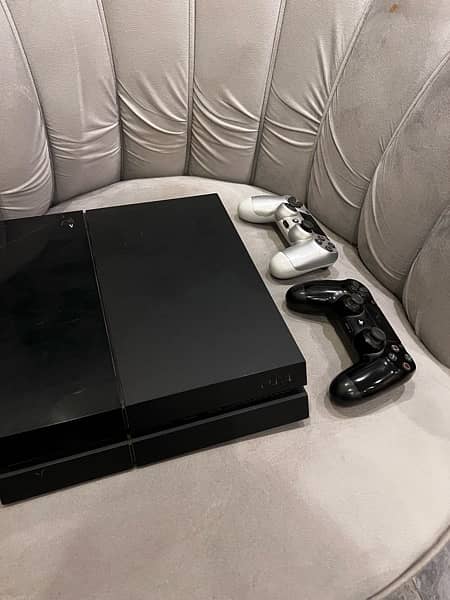 PS4 with 2 controllers (good condition) 1