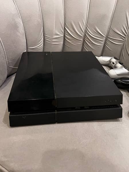 PS4 with 2 controllers (good condition) 2