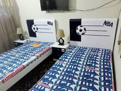 2 single beds with 2 side tables with 2 mattresess and lamps